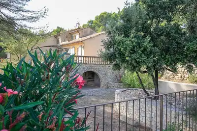 Image de Entre Aix-en-Provence et Lubéron mas de 260m2 sur 2 ha piscine bio avec jacuzzi