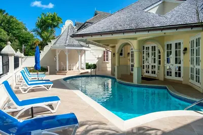 Maison de ville de luxe dans le quartier de Sandy Lane