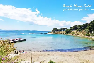 Appartement privé au deuxième étage avec joli balcon à seulement 100m de la plage