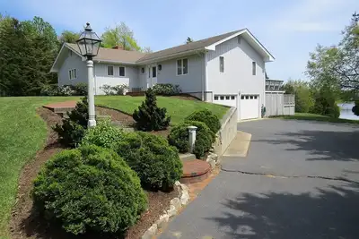 Image de 4 Bedroom Meetinghouse Pond Waterfront