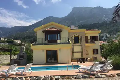 Image de Belle spacieuse Villa de luxe avec piscine privée et vue mer \/ montagne.