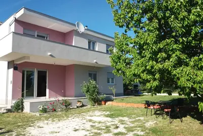 Image de Une maison de vacances luxueuse dans un endroit calme près de la mer