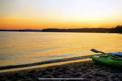 Image de Waterfront Lake Winnipesaukee cottages sur une plage de sable privée peut accueillir 12 W \/ quai