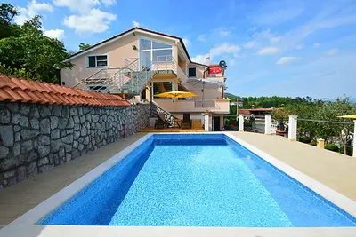 Image de Au-dessus d'Opatija A2. . . une piscine avec vue panoramique relaxante. . .
