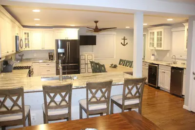 Image de 2 Blocs À La Plage, 1 À La Baie. Lots Inclus. Meilleure Cuisine. Nous Dormons 15.