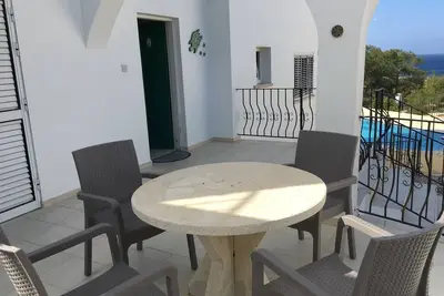 Image de Villa avec piscine privée, situation calme au village, vue sur la mer et la montagne