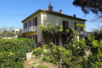 Image de Half of a 19th-century Provencal bastide renovated in 2015, set in a vast garden planted with trees.