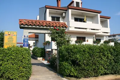 Image de Appartement A4 pour 4 personnes Ă Villa Falcon dans le quartier paisible de Funtana