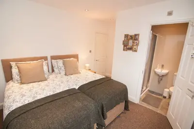 Image de Warren House dans un excellent emplacement avec un espace de stationnement Gratuit