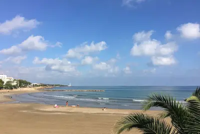 Image de maison pieds dans l'eau, face à la plage, très lumineux, jardin privé et piscine
