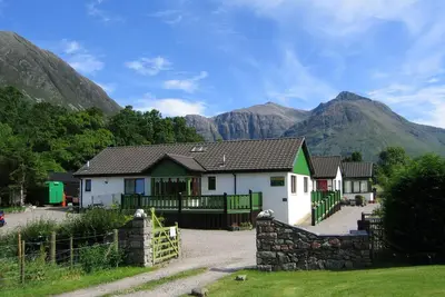Image de Holly Tree Cottage Glencoe - un hébergement moderne | emplacement exclusif au bord de la rivière