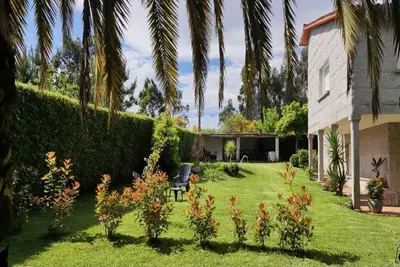 Image de villa moderne dans un cadre rural avec piscine et barbecue