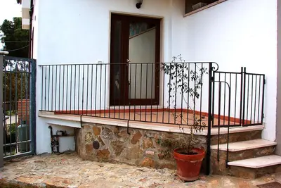 Grand appartement de deux pièces avec grande chambre, petite terrasse à l'entrée et piscine
