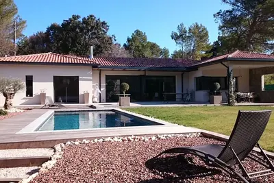 Villa contemporaine avec piscine dans un parc arboré proche de Montpellier