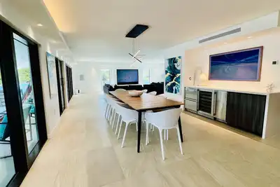 Image de Maison de ville spacieuse face au bord de l'eau, avec ascenseur pour bateaux et quai privé.