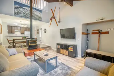 Image de Modern Townhome Charming - Capacité d'accueil jusqu'à 10