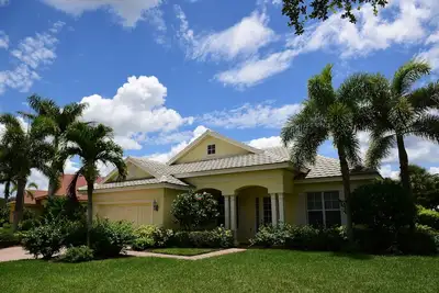 Image de Luxury Pool Home avec vue sur le lac en véranda. Golf disponible