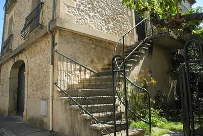Image de Grande maison indépendante avec jardin ombragé dans village méridional