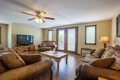 Image de Lakefront Cottage ~ Services de villégiature gratuits ~ Vues incroyables ~ Kayaks ~ 2 piscines ~ Toboggan aquatique