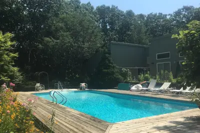 Image de Isolé, lumineux, conviviale et familiale, piscine lg, promenade dans la baie, à 12 min de l'océan