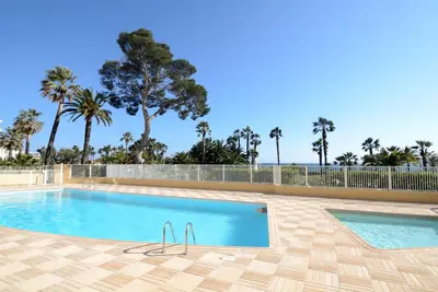 Image de Plage, commerces et club nautique Ă pied - Piscine