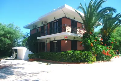 Magnifiques appartements dans un environnement magnifique au bord de la plage de sable de Corfou