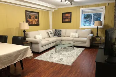 Image de Amazing West Vancouver Location! 2 Chambres \/ 2 Salle De Bain Suite jardin