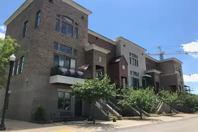 Image de Sortez par la porte d'entrée du Bentonville Square et tout ce qu'il a à offrir!