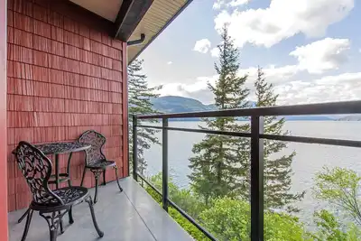 Image de \"The Lodge on Harrison Lake\" (Suite # 2)