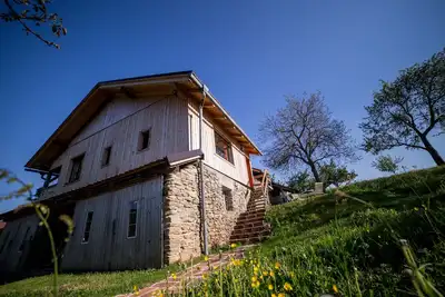 Image de Un endroit confortable pour une famille ou un couple au sommet d'une colline.