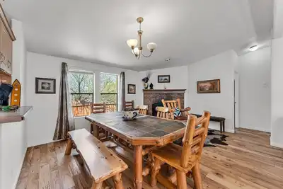 Image de Chalet Country Club à Big Bear City, 3 ch. , 2bthr. , 1500 pc
