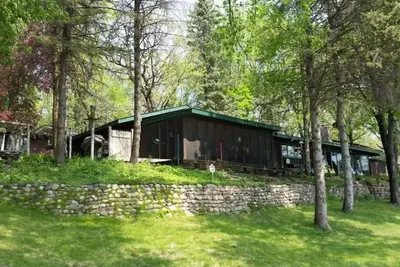 Image de Minn Haven, cabane de retraite au bord du lac, à environ une heure des villes. Détendez-vous. . . respirez.