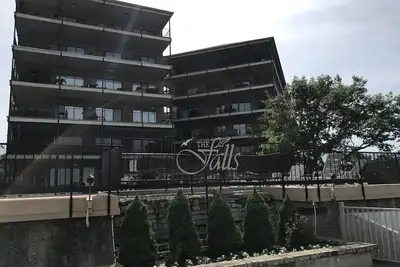 Image de Nouvellement rénové condo de 3 chambres / 3 salles de bain au Falls Creek (Lake Front Condo)