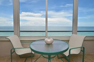Image de Condo spacieux au 7e étage en bord de mer avec vue imprenable sur le golfe et plage privée, accès à la baie et piscine chauffée # 702