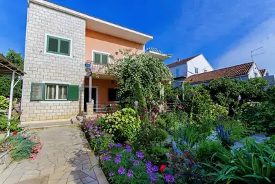 Image de Notre appartement est situé dans un quartier calme, avec une grande terrasse et un joli jardin autour de