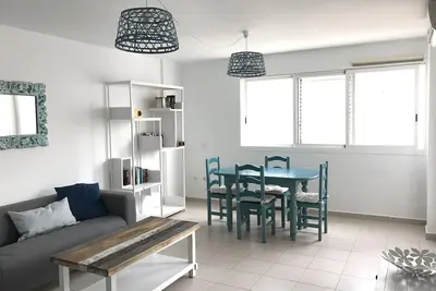 Image de Appartement à 50 mètres de la mer. Deux salles de bains et deux chambres.
