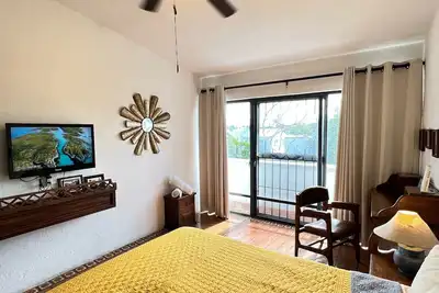 Image de Maison de style hacienda avec vue sur le toit, la piscine et la mer