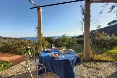 Maison typique d'Elban avec vue sur la mer