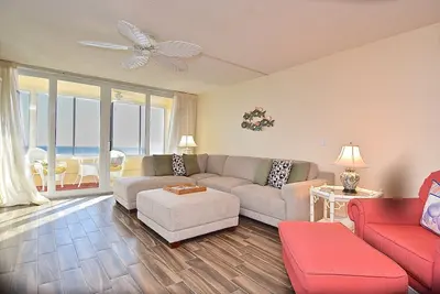 Image de Beau condo en bord de mer avec vue imprenable sur le golfe et plage privée à Fisherman's Haven. Piscine chaufee. Gated # 501