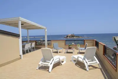 Image de maison dans le centre de bord de mer Marzamemi