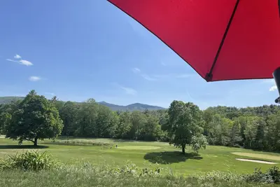Image de Condo de terrain de golf mis Ă jour en face du terrain avec piscine et vue sur Attitash