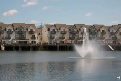 Image de LakeFront Paradise au coeur de la ville! Emplacement et sévérité! Une beauté rare!