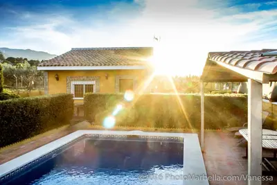 villa privée paisible pour jusqu'à 6 personnes avec sa propre piscine privée et jardin.