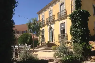 Image de Languedoc-Maison de mâitre avec des espaces publics généreuses, jardin, piscine