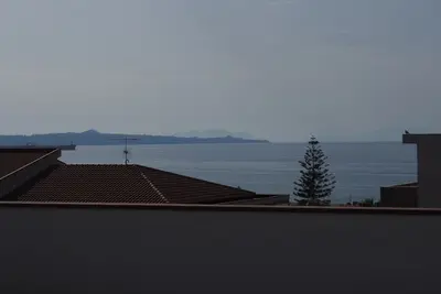 Image de Élégante maison en bord de mer avec parking.