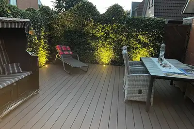 Image de Maison de vacances pour toute la famille avec 2 chambres, une chaise de plage et des chaises longues