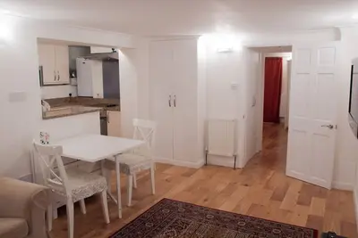 Image de Appartement moderne et tranquille près de Sutton et trains pour le centre de Londres
