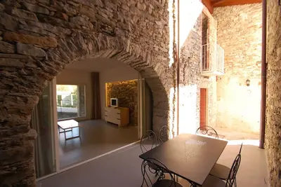 Appartement de 2½ pièces meublé avec goût avec un grand espace extérieur