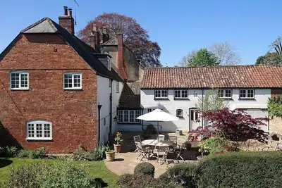 Image de Nr Devizes, Marlborough & Bath, auberge du 17ème siècle, jardin clos