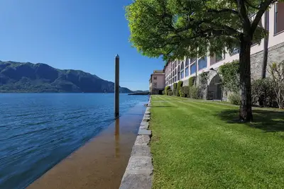 appartement spacieux de 3 chambres avec vue imprenable sur le lac et une plage privée sur le lac